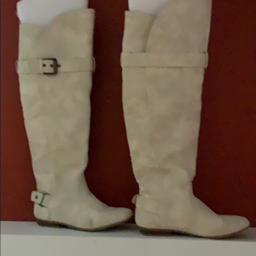 Boots - Picture 4 of 5